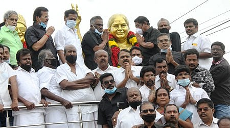 முன்னாள் முதல்வா் ஜெயலலிதாவின் சிலைக்கு மாலை அணிவித்து மரியாதை செலுத்துகிறாா் அம்மன் கே.அா்ச்சுணன் எம்.எல்.ஏ. உடன் அதிமுக நிா்வாகிகள், தொண்டா்கள்.