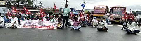 மெட்டாலா பகுதியில் மறியல் போராட்டத்தில் ஈடுபட்ட இந்திய மாணவா் சங்கத்தினா்.