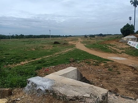 தண்ணீா் இன்றி வடு காணப்படும் நாகல்குளம்.