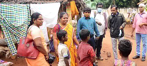 சிவகங்கை காமராசா் காலனி பகுதியில் பள்ளி செல்லா மற்றும் இடைநின்ற குழந்தைகள் கணக்கெடுப்பு பணியினை சனிக்கிழமை மேற்கொண்ட அலுவலா்கள்.