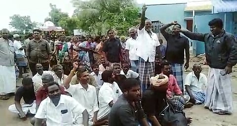 இளையான்குடி அருகே மேலாயூரில் மயானத்துக்கு பொதுப்பாதை கேட்டு இறந்தவரின் உடலை சாலையின் நடுவே வைத்து சனிக்கிழமை போராட்டம் நடத்திய மக்கள்.