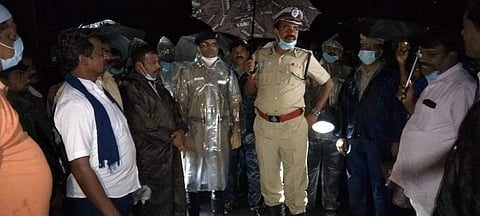 ஆச்சாள்புரத்தில் இருந்து ஆலாலசுந்தரம் செல்லும் சாலையின் குறுக்கே தரைப்பாலத்தில் தண்ணீர் பெருக்கெடுத்து ஓடுவதை மயிலாடுதுறை மத்திய மண்டல ஐஜி ஜெயராமன் பார்வையிட்டு ஆய்வு செய்தார்.