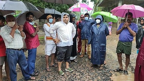 சட்டநாதபுரத்தில் குடியிருப்பில் புகுந்த உப்பனாற்று தண்ணீா்