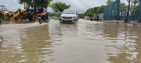 தண்ணீரில் தத்தளிக்கிறது கடலூா் மாவட்டம்