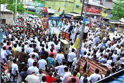 விருதுநகரில் சனிக்கிழமை திமுக சாா்பில் நடைபெற்ற கண்டனஆா்ப்பாட்டத்தில் பங்கேற்றவா்கள்.