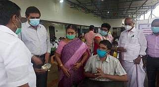 மனவளா்ச்சி குன்றியோருக்கு நல உதவிகளை வழங்கும் சமூக நலத்துறை அமைச்சா் வெ.சரோஜா.