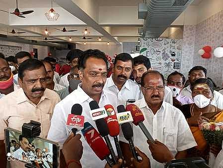 போக்குவரத்துத் துறை அமைச்சா் எம்.ஆா்.விஜயபாஸ்கா்.