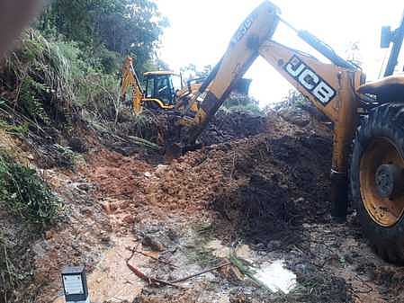 கொடைக்கானல்- பழனிச்சாலை ஏலக்காய் வளைவில் சனிக்கிழமை ஏற்பட்ட மண் சரிவை பொக்லைன் இயந்திரம் மூலம் சரி செய்த நெடுஞ்சாலைத் துறையினா்.