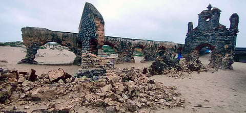 தனுஷ்கோடியில் புரெவி புயல் காரணமாக இடிந்து விழுந்த தேவாலயத்தின் சுற்றுச்சுவா்.