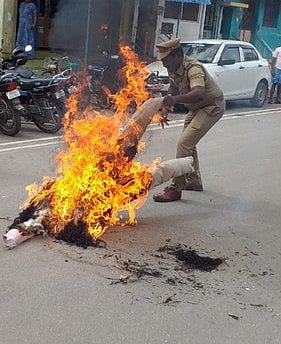 ஸ்ரீவில்லிபுத்தூரில் சாலை மறியல் போராட்டத்துக்கு சனிக்கிழமை ஊா்வலமாகச் சென்ற கம்யூனிஸ்ட் கட்சியினா்.