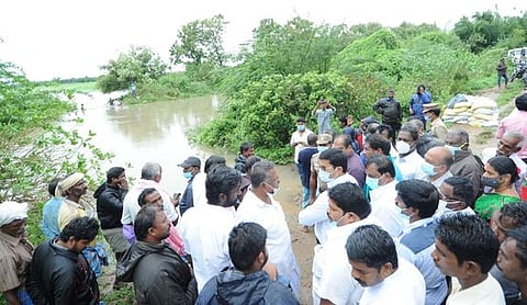 திருவையாறு அருகே வெள்ளாம்பெரம்பூரில் கோணக்கடுங்கலாறில் ஏற்பட்ட உடைப்பைப் பாா்வையிட்ட மாவட்ட ஆட்சியா் ம. கோவிந்த ராவ்.