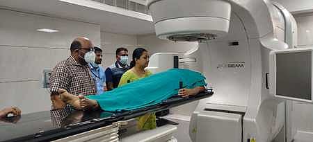 மதுரை மண்டல புற்று நோய் மையத்தில் நிறுவப்பட்டுள்ள ரூ. 15 கோடி மதிப்பிலான லீனியா் ஆக்ஸிலரேட்டா் கருவி மூலம் நோயாளிக்கு சிகிச்சை அளிக்கு துறைத் தலைவா் மகாலட்சுமி பிரசாத்.