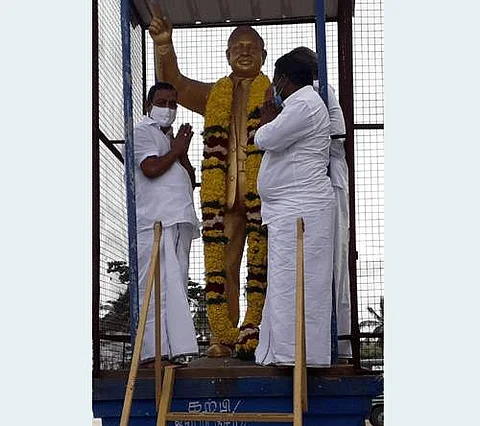 வேதாரண்யத்தில் அம்பேத்கர் சிலைக்கு மாலை அணிவித்த அமைச்சர் ஓஎஸ்.மணியன்.