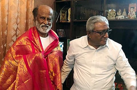 பெங்களூருவில் அண்ணன் சத்ய நாராயணாவிடம் ஆசி பெற்றார் ரஜினி