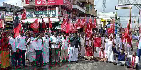 பவானியில் மதச்சார்பற்ற முற்போக்கு கூட்டணி கட்சியினர் மறியல் போராட்டம்