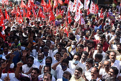 வேளாண் சட்டங்களுக்கு எதிராக நாடு முழுவதும் விவசாயிகளின் முழு அடைப்பு போராட்டம் நடைபெற்ற நிலையில்,  சென்னையில் விவசாயிகளுக்கு ஆதரவாக பல்வேறு அரசியல் கட்சிகள் நடத்திய போராட்டம்.