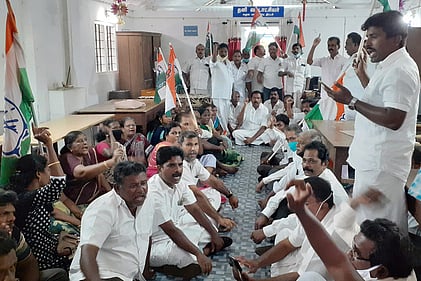 காங்கிரஸாா் உள்ளிருப்புப் போராட்டம்: எம்எல்ஏ உள்ளிட்டோா் கைது