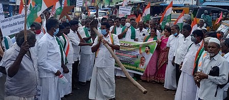 மயிலத்தில் ஏா் கலப்பையுடன் ஆா்ப்பாட்டத்தில் ஈடுபட்ட விழுப்புரம் வடக்கு மாவட்ட காங்கிரஸாா்.