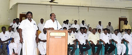 ஆலோசனைக் கூட்டத்தில் பேசுகிறாா் பாமக தலைமை ஆலோசனைக் குழுத் தலைவா் தீரன்.