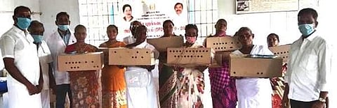 கால்நடைத்துறைசார்பில் மாநில புறக்கடை கோழி அபிவிருத்தி திட்டத்தின் சார்பில் புதன்கிழமை வழங்கப்பட்ட நாட்டுக்கோழிகுஞ்சுகள் அடங்கிய பெட்டகத்தை  பெற்றுக்கொண்ட பயனாளிகள்.