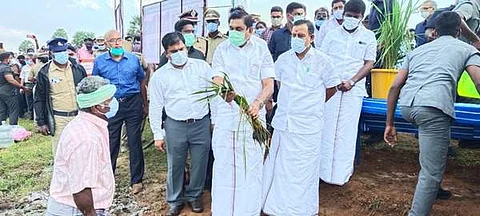 நாகையை அடுத்த கருங்கண்ணியில் மழையால் சேதமடைந்த நெல் பயிர்களைப் பார்வையிட்ட முதல்வர் எடப்பாடி கே.பழனிசாமி