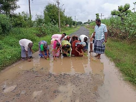நாற்று நடும் போராட்டத்தில் ஈடுபட்டுள்ள வீ. ராமநாதபுரம் மக்கள்.