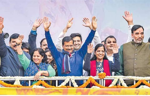 தில்லியில் ஆம் ஆத்மி கட்சி அலுவலகத்தில் செவ்வாய்க்கிழமை  கூடியிருந்த தொண்டர்களுக்கு உற்சாகமாக வாழ்த்து தெரிவிக்கும் அக்கட்சியின் தேசிய அமைப்பாளர் கேஜரிவால்.