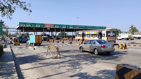 கிருஷ்ணகிரியில் செயல்படும் தனியாா் சுங்க வசூல் மையம்.