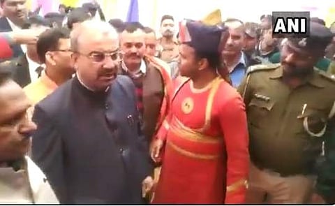 தன்னை அடையாளம் தெரியாத காவலரை சஸ்பெண்ட் செய்யச் சொன்ன அமைச்சர்