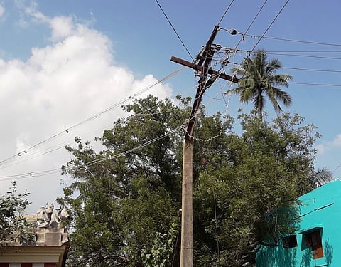 ஆபத்தான நிலையில் மின்கம்பம்