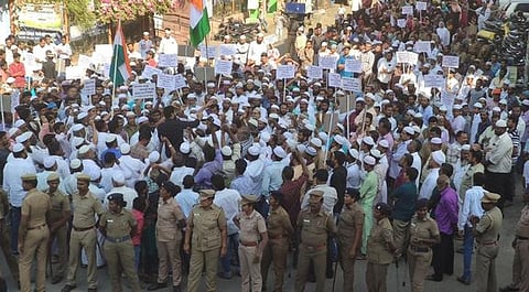 தருமபுரியில் ஆா்ப்பாட்டத்தில் ஈடுபட்ட இஸ்லாமியா்கள்.