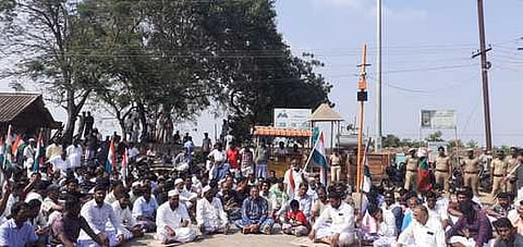 சென்னை தடியடி சம்பவத்துக்கு கண்டனம்:இளையான்குடியில் இஸ்லாமியா்கள் மறியல்