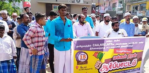 லப்பைக்குடிகாட்டில் ஆா்ப்பாட்டத்தில் ஈடுபட்ட எஸ்.டி.பி.ஐ கட்சியினா்.