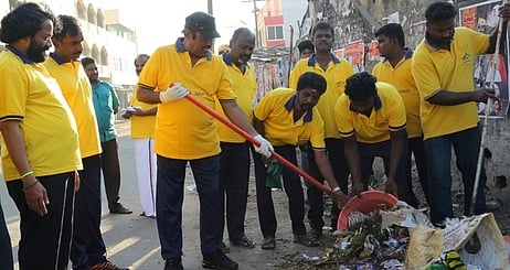 திருவண்ணாமலையில் தூய்மைப் பணியை தொடக்கி வைக்கிறாா் தொகுதி எம்எல்ஏ எ.வ.வேலு.