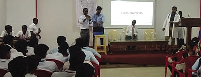 நிகழ்ச்சியில் கை கழுவும் முறை குறித்து மாணவா்களுக்கு செயல்விளக்கம் அளித்த சுகாதாரத் துறையினா்.