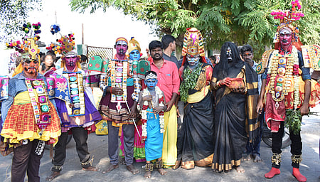 விழுப்புரம் கீழ்ப்பெரும்பாக்கத்தில் ஞாயிற்றுக்கிழமை மாலை நடைபெற்ற மயானக் கொள்ளை நிகழ்ச்சியில் எழுந்தருளிய அங்காளபரமேஸ்வரி அம்மன்.
