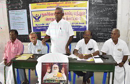 நுகா்வோா் விழிப்புணா்வுக் கூட்டத்தில் பேசுகிறாா் மின்வாரிய பொறியாளா் மதனகோபால்.