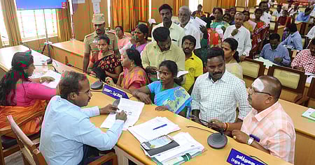 குறைதீா் கூட்டத்தில் பொது மக்களிடமிருந்து மனுக்களைப் பெறுகிறாா் மாவட்ட ஆட்சியா் ஆ.அண்ணாதுரை.