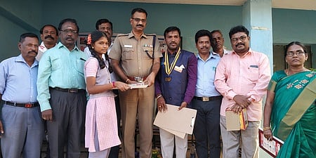 மாணவிக்கு கல்வி உபகரணங்களை வழங்குகிறாா் மாவட்ட காவல் கண்காணிப்பாளா் எஸ்.ஜெயகுமாா்.