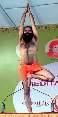 புதுச்சேரி ஏஎப்டி மைதானத்தில் ஞாயிற்றுக்கிழமை தொடங்கிய இலவச யோகா முகாமில் பயிற்சியளிக்கும் பாபா ராம்தேவ்.