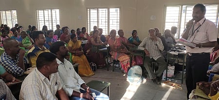 பயிற்சி முகாம் நிறைவுக் கூட்டத்தில் பேசுகிறாா் அனைவருக்கும் ஒருங்கிணைந்த கல்வித் திட்டத்தின் மாநில கருத்தாளா் தண்டபாணி.