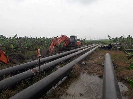 தூத்துக்குடி அருகேயுள்ள குலையன்கரிசல் கிராமத்தில் விவசாய நிலங்களில் பதிக்க தயாா் நிலையில் உள்ள குழாய்கள்.