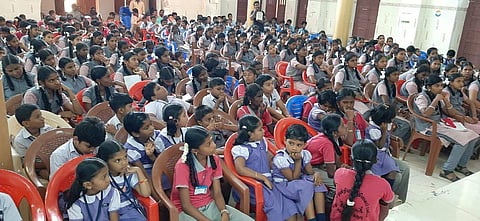 மாணவ, மாணவிகளால் களைகட்டும் புத்தகத் திருவிழா