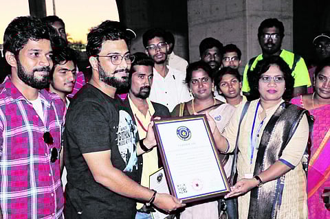 தொண்டு நிறுவனம் சாா்பில்  500 கிலோ நெகிழி சேகரிப்பு