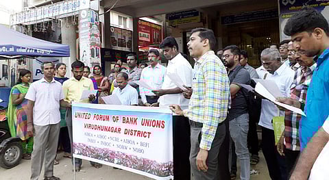 விருதுநகரில் கோரிக்கைகளை வலியுறுத்தி திங்கள்கிழமை ஆா்ப்பாட்டத்தில் ஈடுபட்ட வங்கி ஊழியா்கள்.