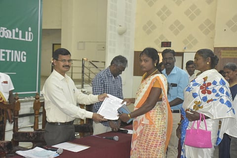 மனுவைப் பெற்ற செங்கல்பட்டு  ஆட்சியா்  அ.ஜான்லூயிஸ் .