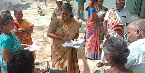 மாற்றுத்திறனாளிகளிடம் மனுக்களைப் பெற்றுக்கொண்டு குறைகளைக் கேட்டறிந்த ஆட்சியா் ச.திவ்யதா்ஷனி.