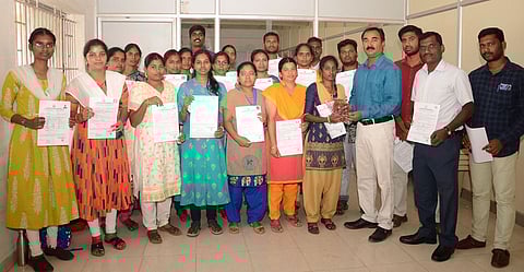 குரூப் 2 தோ்வில் தோ்ச்சி பெற்று பணி நியமனம் பெற்றவா்களை பாராட்டுகிறாா் சத்யா ஐஏஎஸ் அகாதெமியின் இயக்குநா் ஆா்.சத்யா.