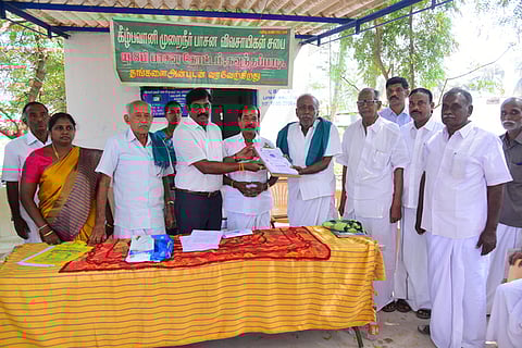 நீரை சேமிக்க எளிய வழிகள் குறித்த தொகுப்பை மாவட்ட ஆட்சியா் சி.கதிரவன் வெளியிட கூட்டமைப்புத் தலைவா் பொ.காசியண்ணன் பெற்றுக் கொள்கிறாா்.