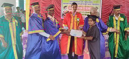 மாணவா்களுக்கு பட்டங்களை வழங்கிய சாா் ஆட்சியா் க.இளம்பகவத். உடன் பயிற்சி நிலைய முதல்வா் எஸ்.பழனிசாமி உள்ளிட்டோா்.